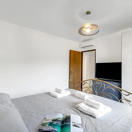 Apartment La Dolce Laveno, Balcony Apartment With A/C - Happy Rentals Laveno-Mombello