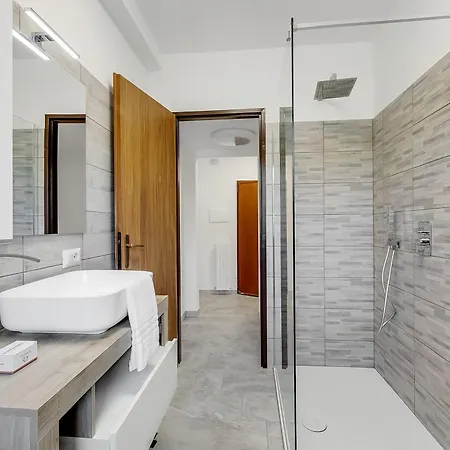 Apartment La Dolce Laveno, Balcony Apartment With A/C - Happy Rentals